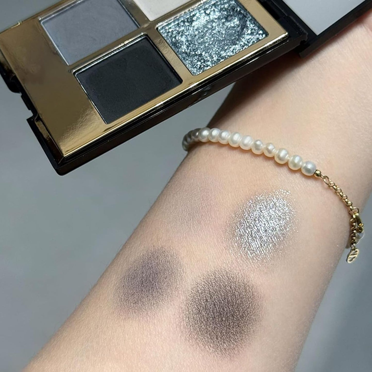 Erinde 4 Colors Eyeshadow Palette Eye Shadow Makeup, Matte Shimmer Metallic Taupe Gray Black Sliver Smokey Eyeshadow, Long Wearing, Velvety Pigmented Blendable, Quad Eye Shadow Palette, 01