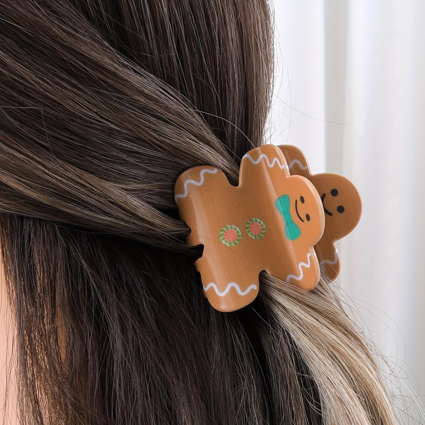 Cute Gingerbread Doll Hair Claw Clips for Women Girls, 2 Pcs Christmas Hair Clips Small Gingerbread Doll Claw Clips Winter Christmas Hair Accessories Acrylic Non-Slip Hair Claw for Hair and Thin Hair
